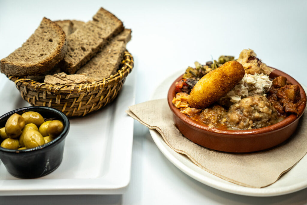 El arte del 'Variat': Cómo disfrutar de la tapa de culto mallorquina este fin de semana 1 Plato de variat mallorquín con cazuelitas y pan moreno