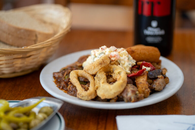 Plato de variat con ensaladilla, fritura y pan moreno