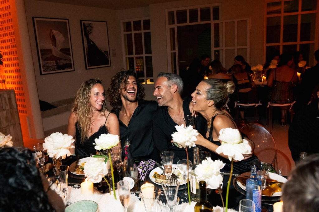 Grupo de personas riendo y disfrutando en una celebración en Ibiza.