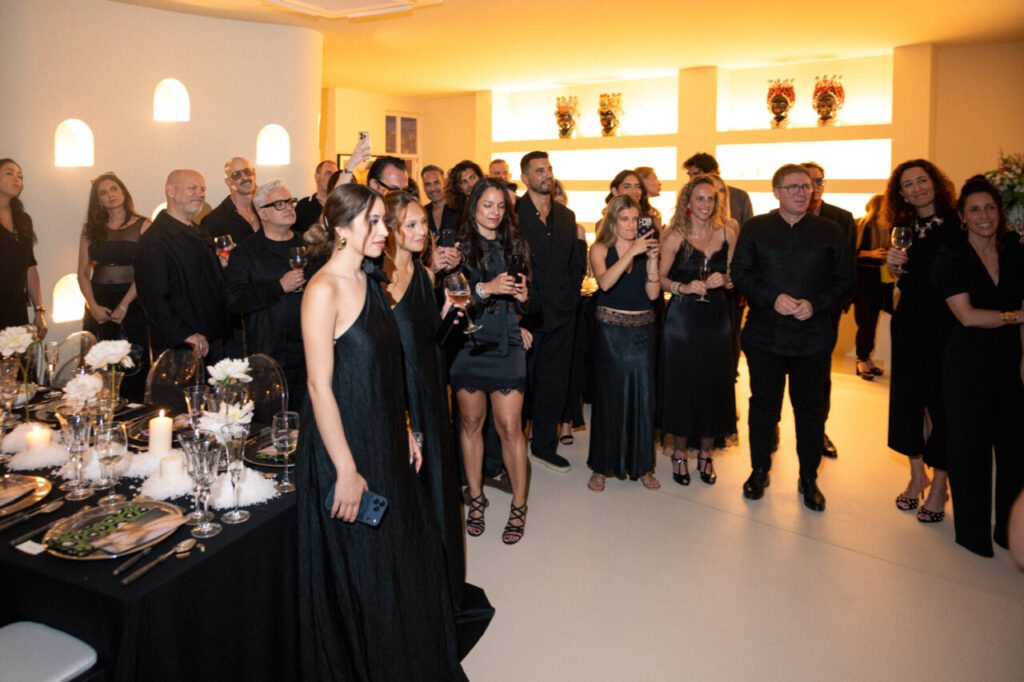 La inauguración de The Curated House: Una experiencia estética única en Ses Salines 21 Asistentes en la celebración del 55 aniversario de la Pasarela Adlib en Ibiza.