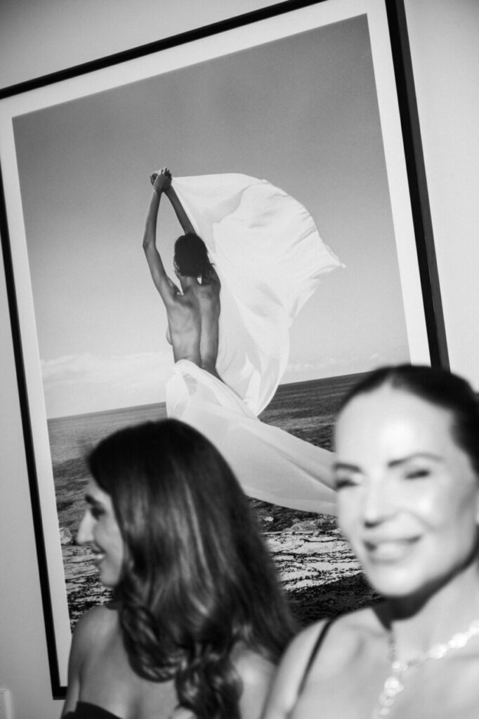 La inauguración de The Curated House: Una experiencia estética única en Ses Salines 17 Mujer con vestido blanco ondeando en la Pasarela Adlib Ibiza