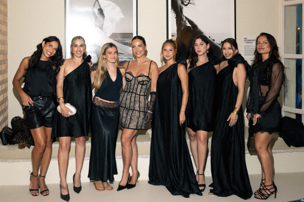 La inauguración de The Curated House: Una experiencia estética única en Ses Salines 20 Grupo de mujeres en la Pasarela Adlib Ibiza con vestidos elegantes