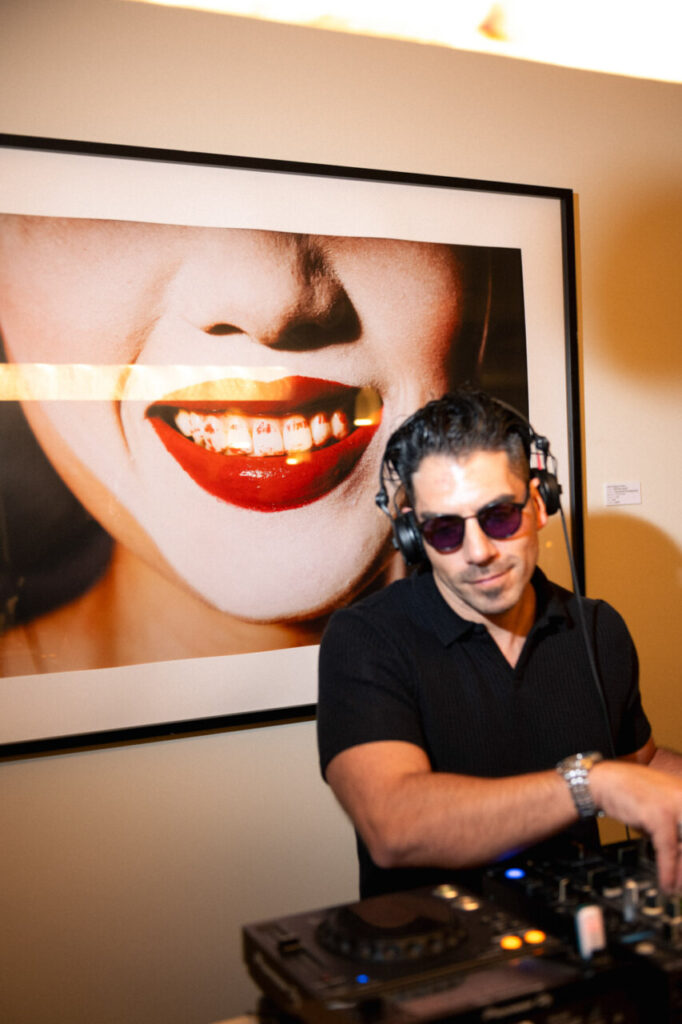 La inauguración de The Curated House: Una experiencia estética única en Ses Salines 12 DJ actuando en evento de la Pasarela Adlib en Ibiza
