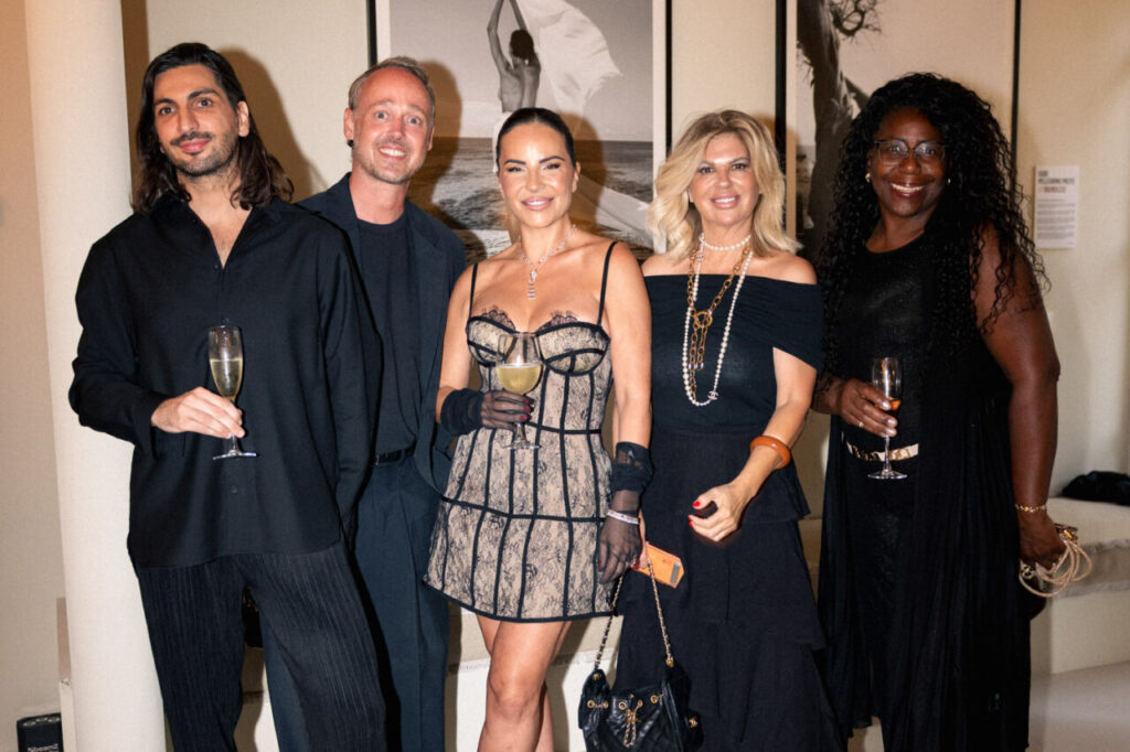 La inauguración de The Curated House: Una experiencia estética única en Ses Salines 19 Grupo de personas celebrando en la Pasarela Adlib en Ibiza