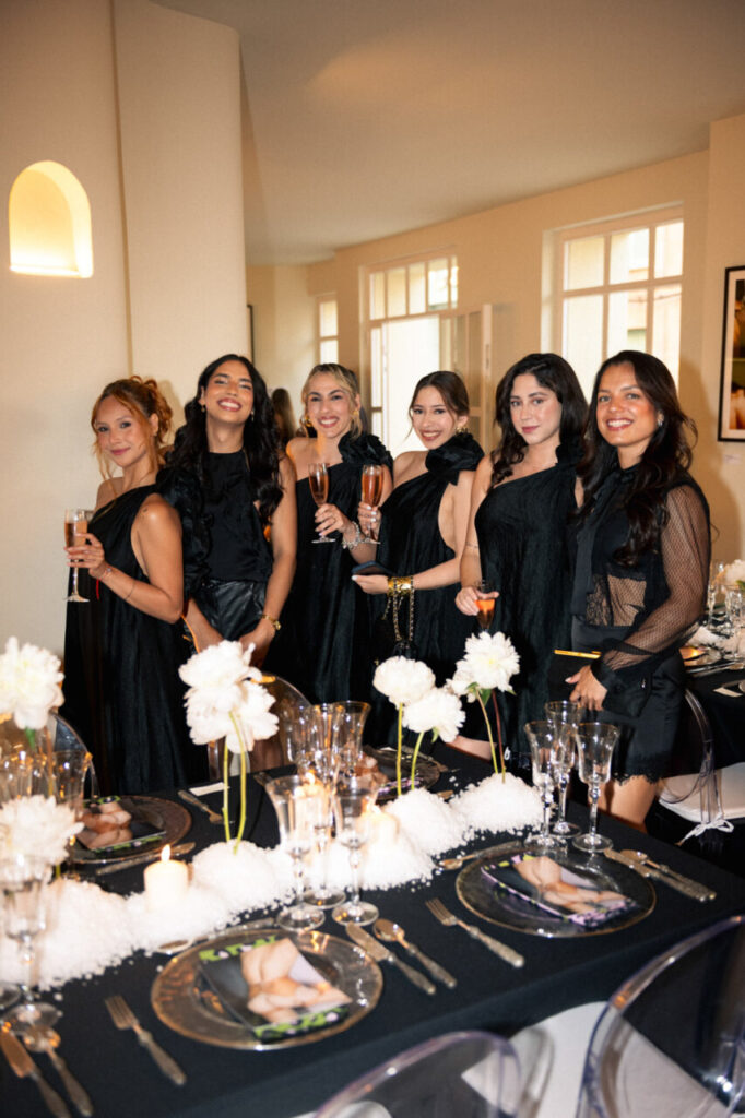 La inauguración de The Curated House: Una experiencia estética única en Ses Salines 10 Grupo de mujeres en un evento de moda con vestidos negros