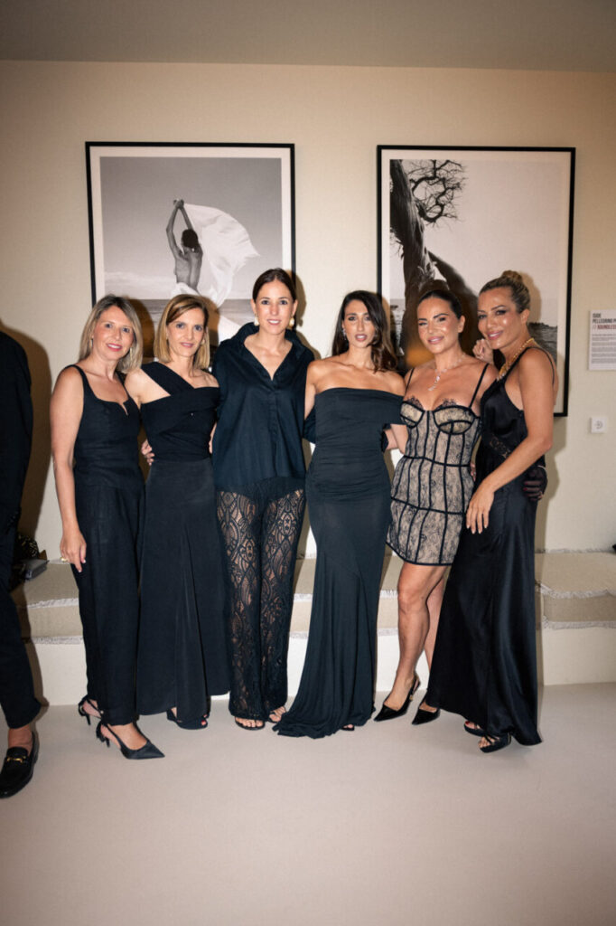 La inauguración de The Curated House: Una experiencia estética única en Ses Salines 9 Grupo de mujeres vestidas de negro en evento de moda en Ibiza