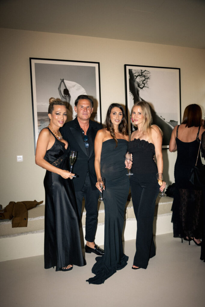 La inauguración de The Curated House: Una experiencia estética única en Ses Salines 8 Grupo de personas en la celebración de la Pasarela Adlib en Ibiza