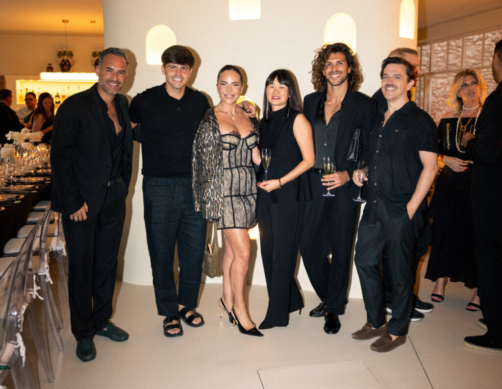 La inauguración de The Curated House: Una experiencia estética única en Ses Salines 18 Grupo de personas en la celebración del 55 aniversario de la Pasarela Adlib en Ibiza