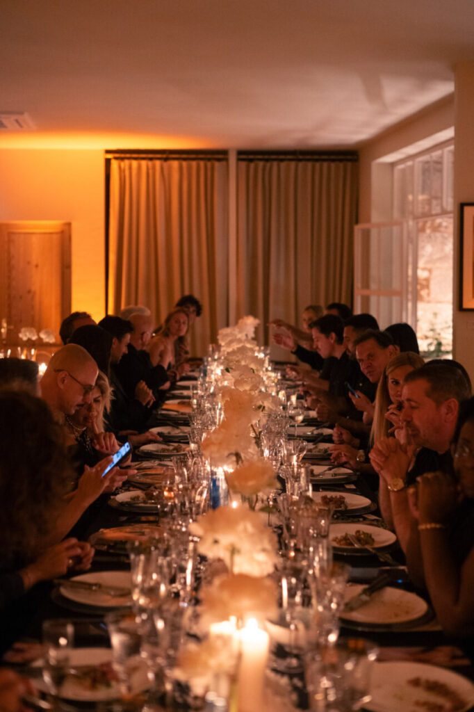 La inauguración de The Curated House: Una experiencia estética única en Ses Salines 4 Cena en la celebración de la Pasarela Adlib en Ibiza con flores y velas.