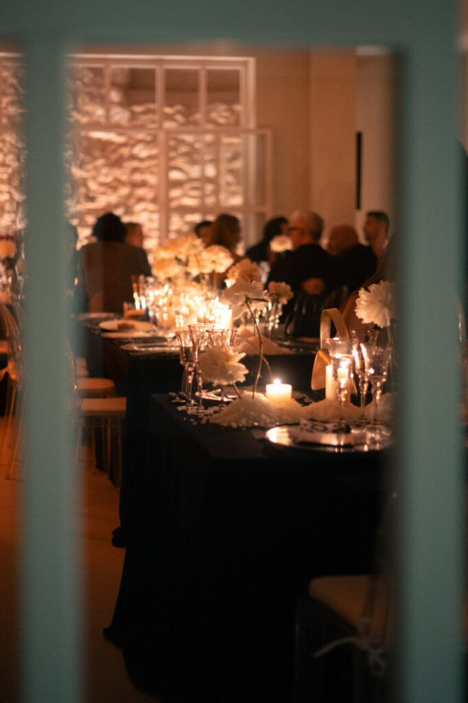 La inauguración de The Curated House: Una experiencia estética única en Ses Salines 3 Mesa decorada con flores y velas en evento de moda en Ibiza