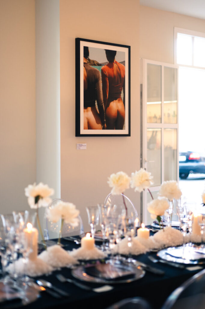 La inauguración de The Curated House: Una experiencia estética única en Ses Salines 2 Mesa decorada con flores y velas en evento de moda en Ibiza