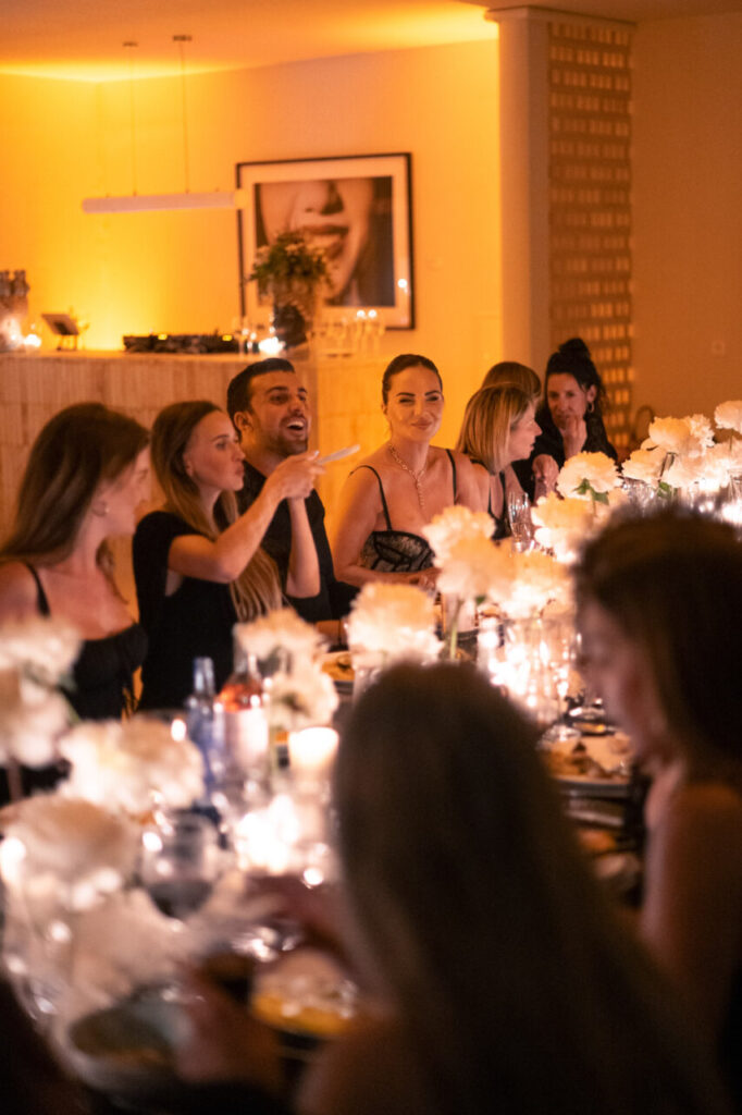 La inauguración de The Curated House: Una experiencia estética única en Ses Salines 1 Grupo de personas disfrutando en una cena con decoración elegante y flores