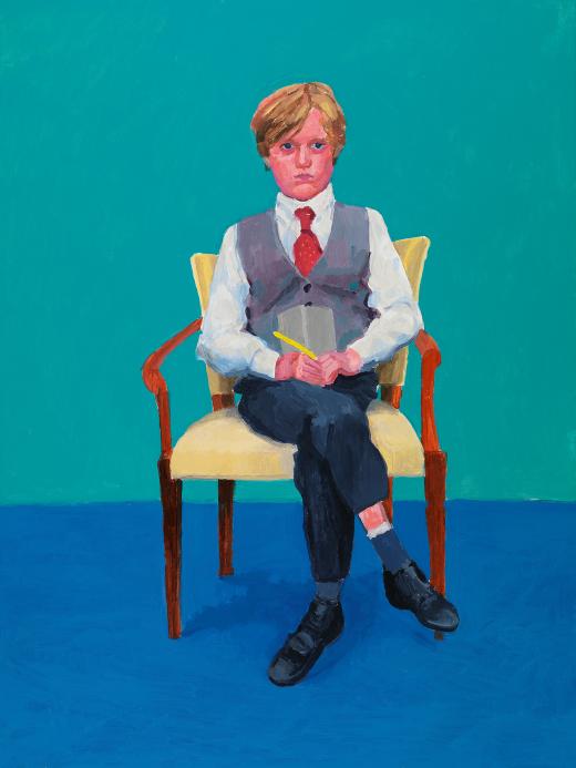 Retrato de un niño sentado en una silla con un cuaderno en las manos.
