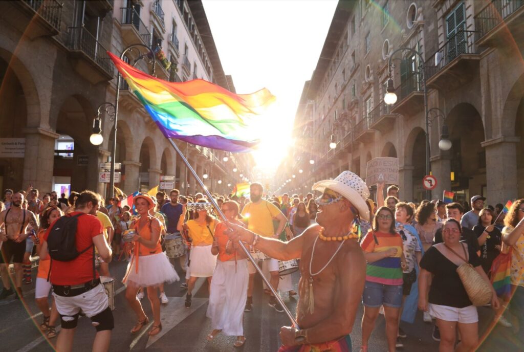 Fotografía de una celebración con banderas del orgullo en Palma de Mallorca.