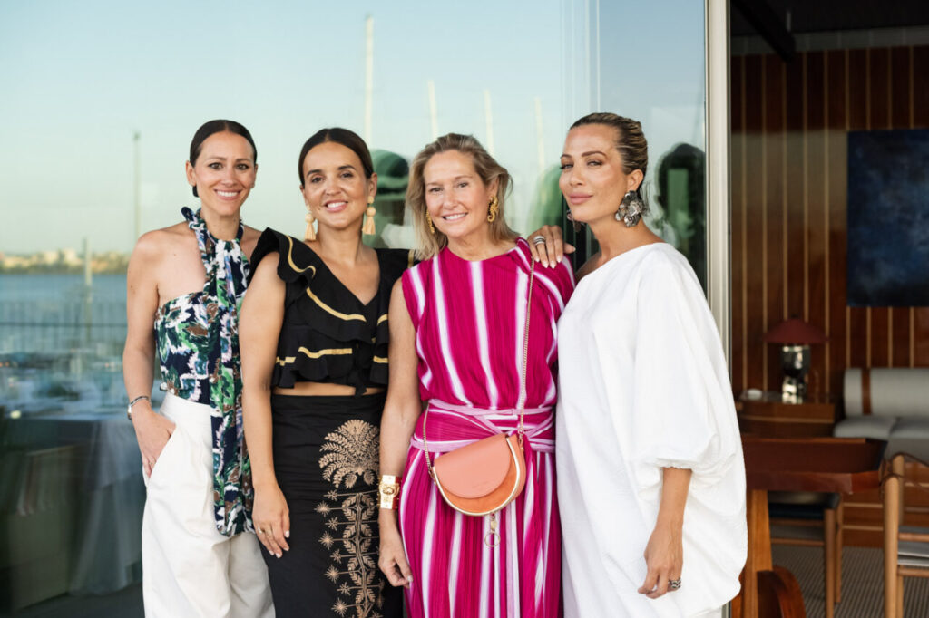 Cuando la moda se sentó frente al mar 23 Cuatro mujeres elegantes posando en un evento de moda y arte en Mallorca