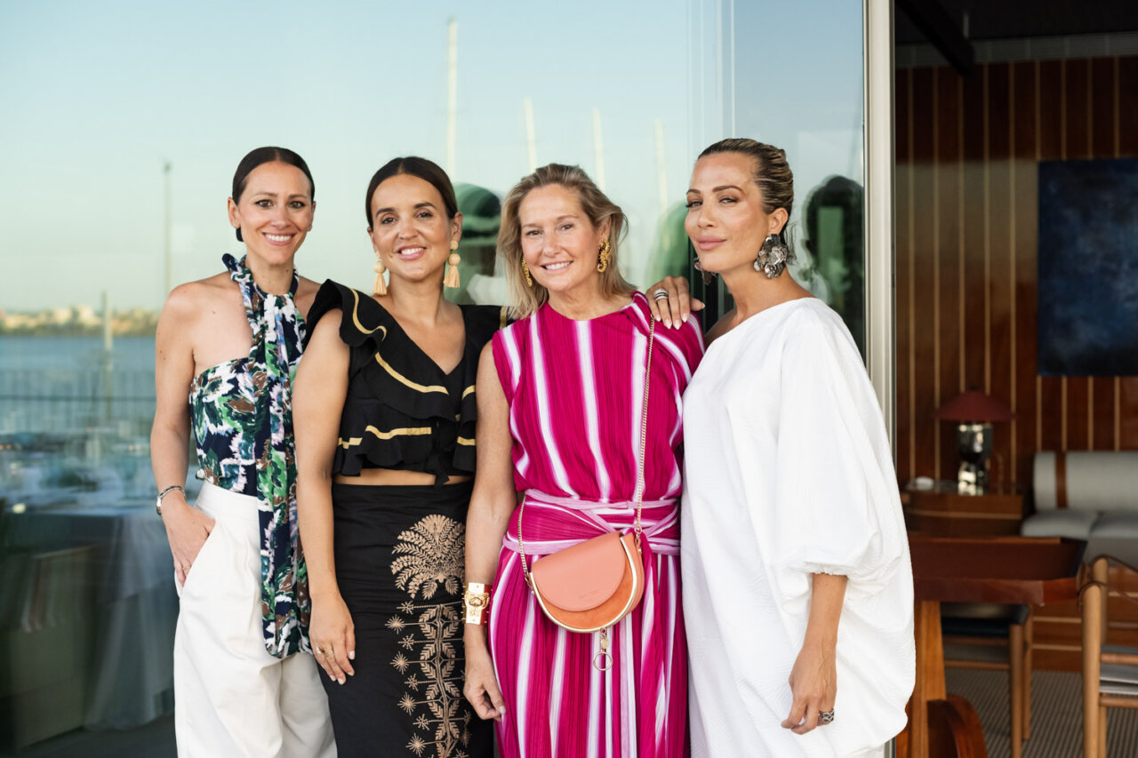 Cuatro mujeres elegantes posando en un evento de moda y arte en Mallorca