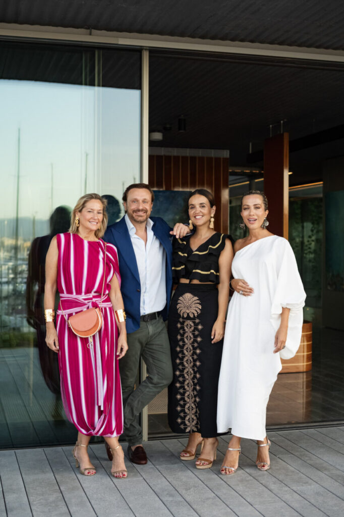 Cuando la moda se sentó frente al mar 21 Grupo de personas posando en la inauguración de The Curated House en Ses Salines