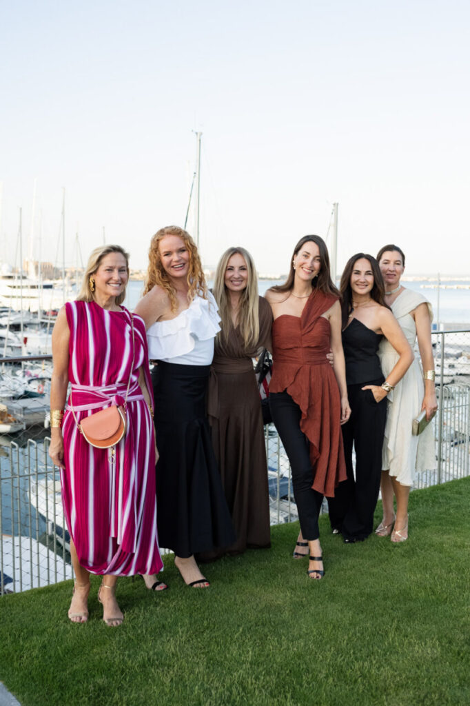 Cuando la moda se sentó frente al mar 20 Grupo de mujeres elegantes en la inauguración de The Curated House en Mallorca