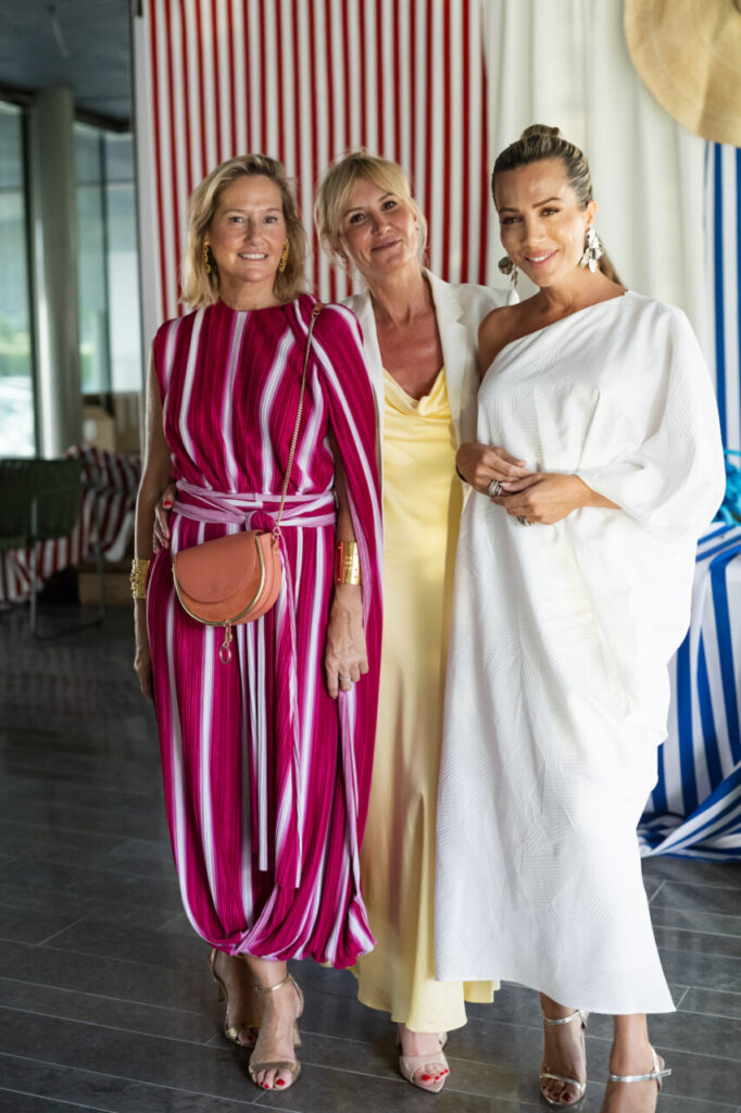 Cuando la moda se sentó frente al mar 15 Tres mujeres elegantes posando en un evento de moda y arte