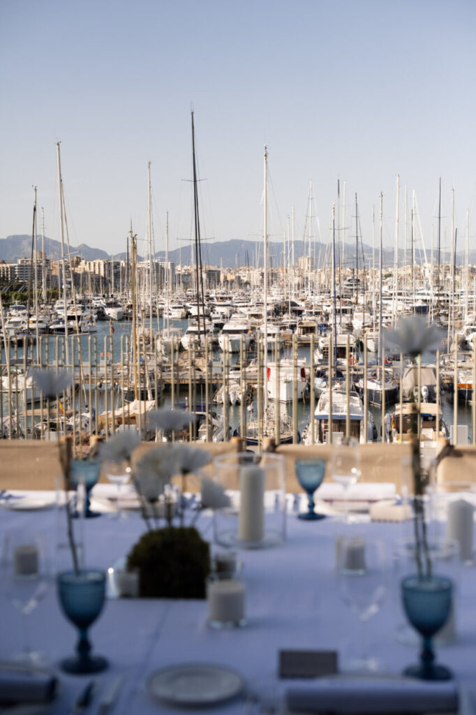 Cuando la moda se sentó frente al mar 3 Vista del puerto con yates y mesas decoradas para un evento elegante