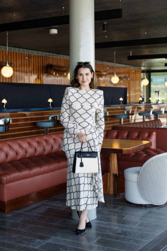 Cuando la moda se sentó frente al mar 5 Mujer elegante en un evento de moda en Ses Salines