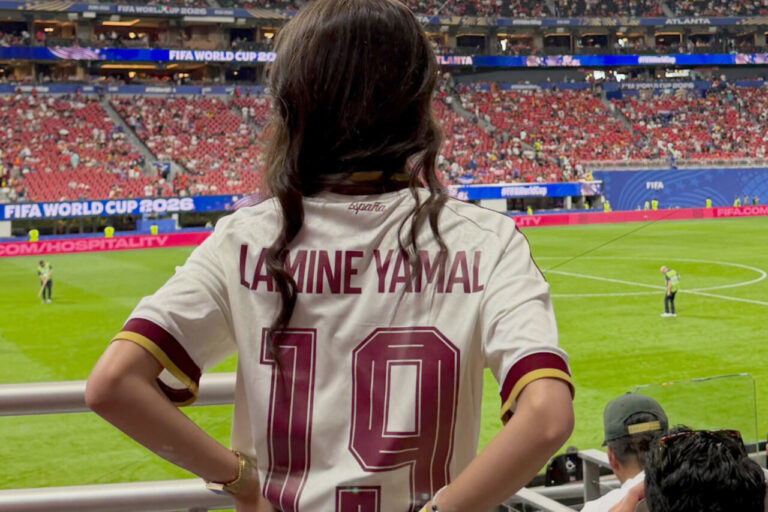 Revista Cultural y viajes desde Baleares 1 Inés García Santos en el estadio con camiseta de Lamine Yamal