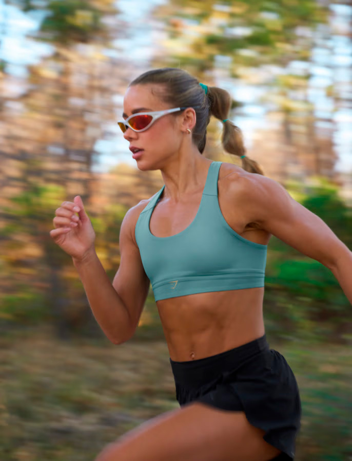 Las marcas de ropa deportiva nacidas en TikTok que están comiendo el mercado a los gigantes del sector 16 Mujer corriendo en ropa deportiva de Gymshark en un entorno natural
