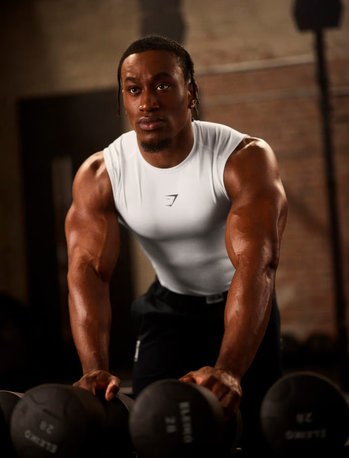 Las marcas de ropa deportiva nacidas en TikTok que están comiendo el mercado a los gigantes del sector 15 Hombre musculoso usando ropa deportiva de Gymshark en un gimnasio
