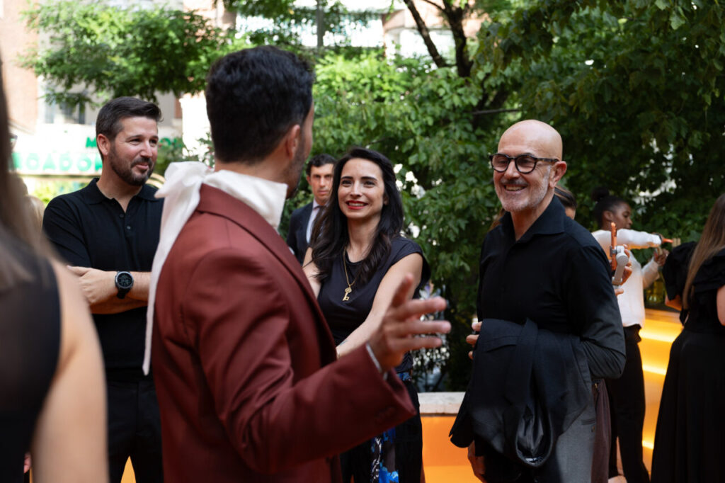 Asistentes conversando en evento de diseño en Madrid