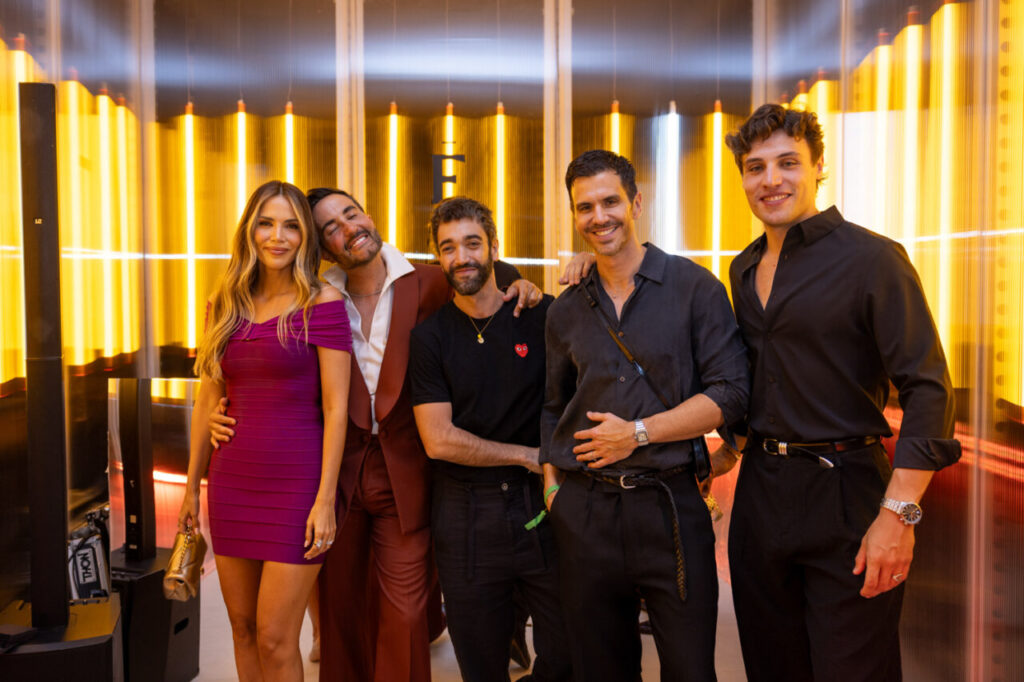 Grupo de amigos posando en evento de diseño en Madrid