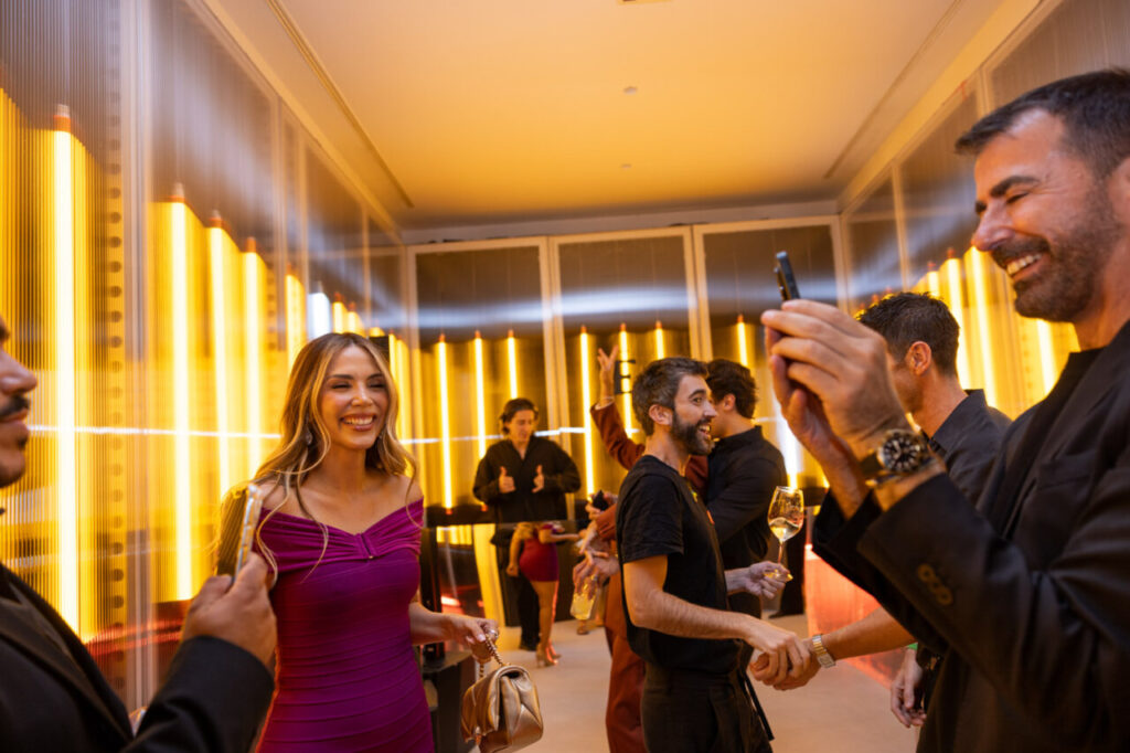 Asistentes disfrutando en un evento de diseño en Madrid