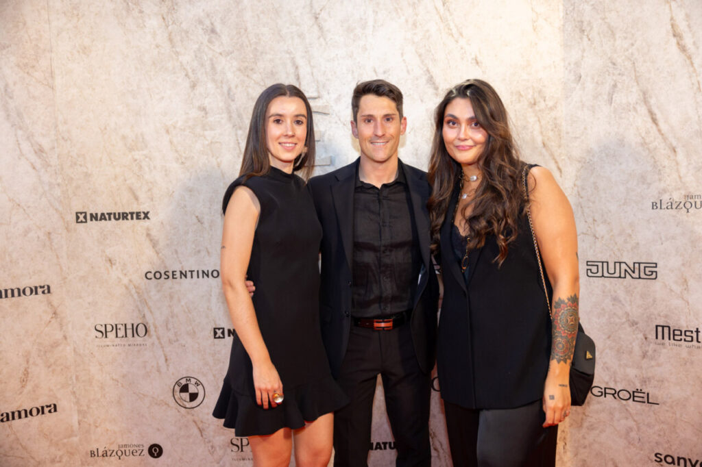 Tres personas posando en un evento de diseño en Madrid
