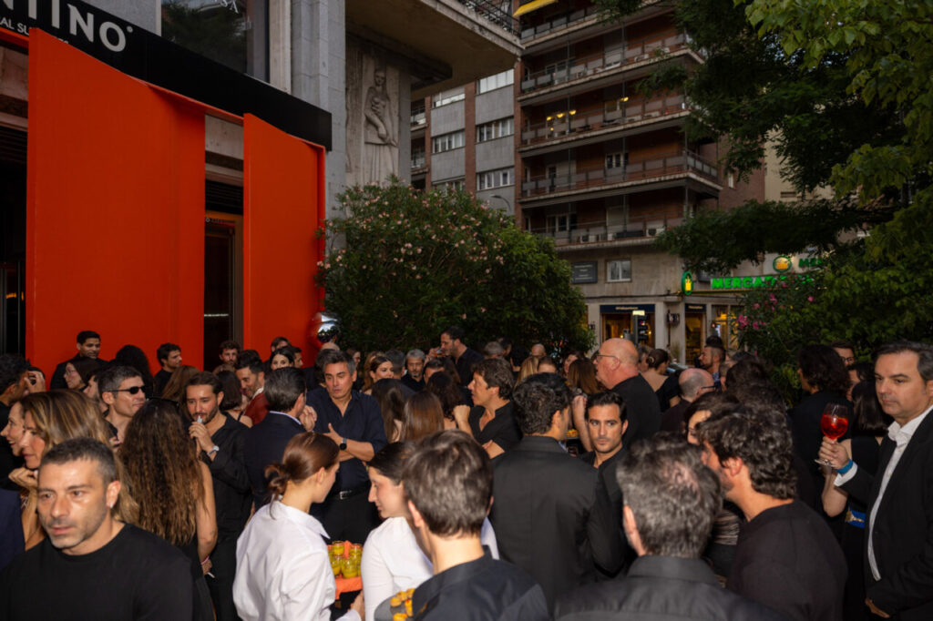 Evento de diseño en Cosentino City Madrid con invitados conversando.