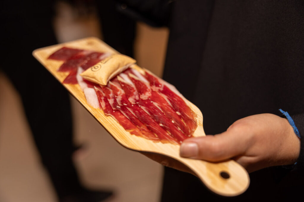 Plato de jamón servido en un evento de diseño en Madrid