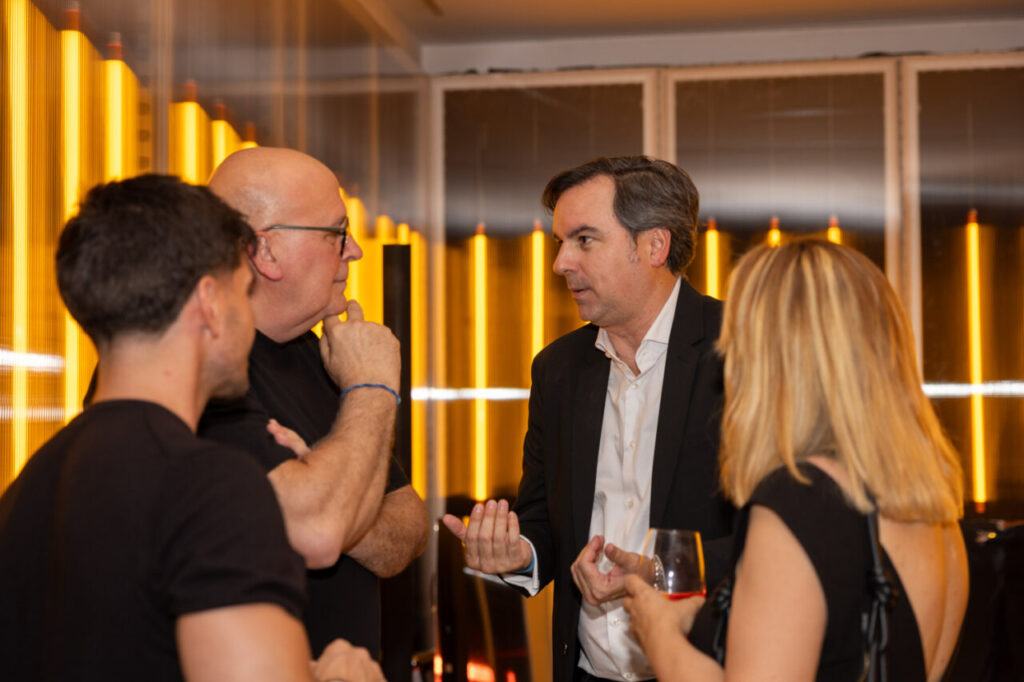 Asistentes conversando en evento de diseño en Cosentino City Madrid