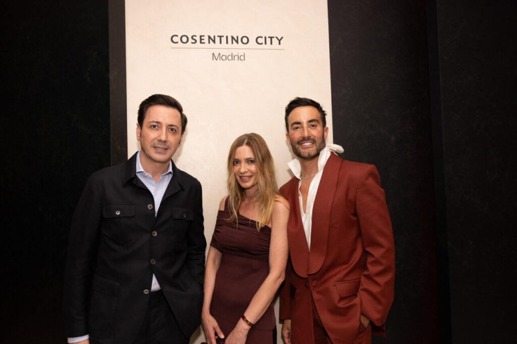 Tres personas posando en Cosentino City Madrid durante un evento de diseño.