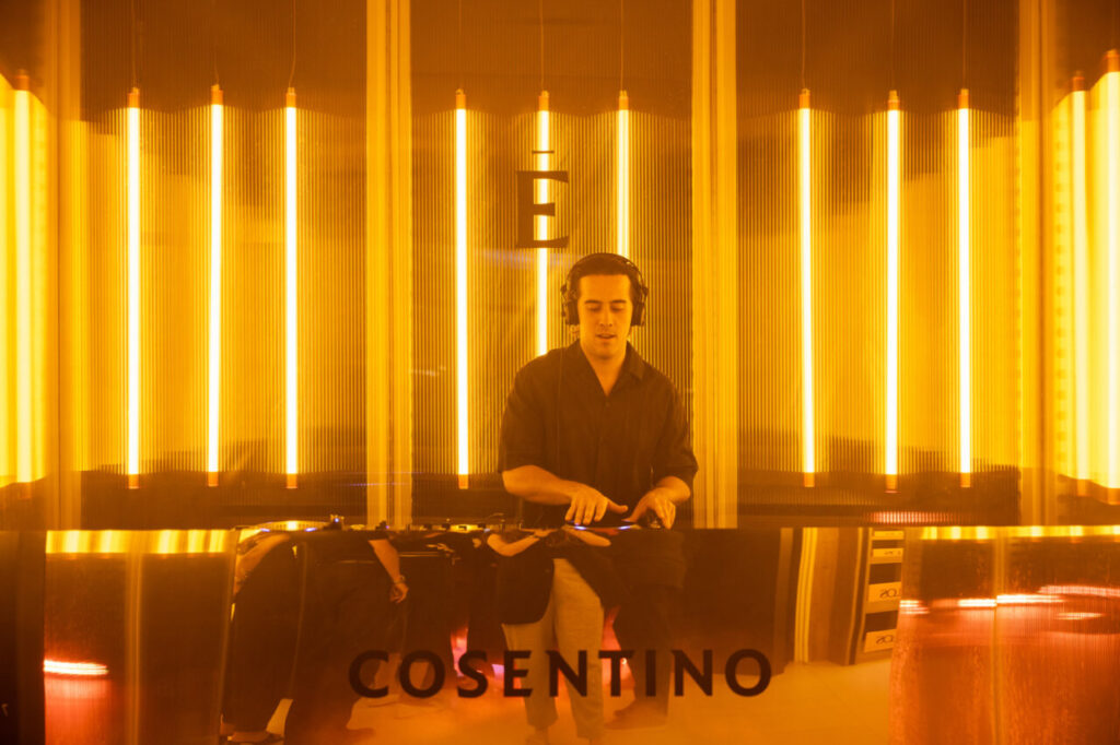 DJ actuando en evento de Cosentino con luces amarillas