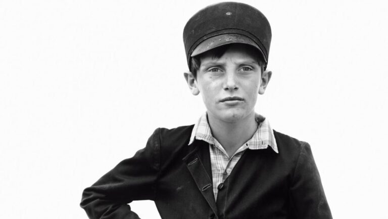 Retrato en blanco y negro de un niño con gorra y chaqueta