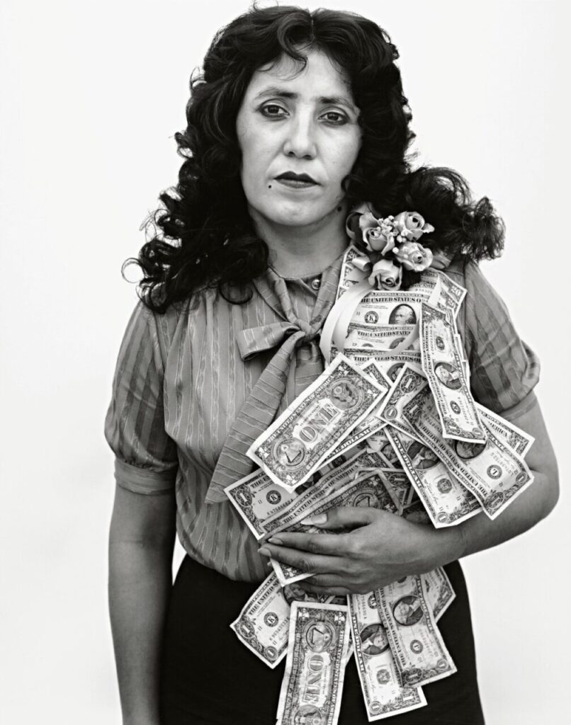 Mujer con cabello rizado sosteniendo billetes en blanco y negro