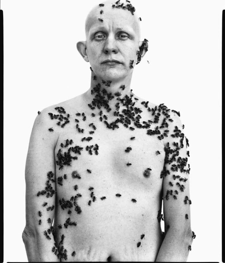 Retrato de un artista cubano con abejas en su cuerpo
