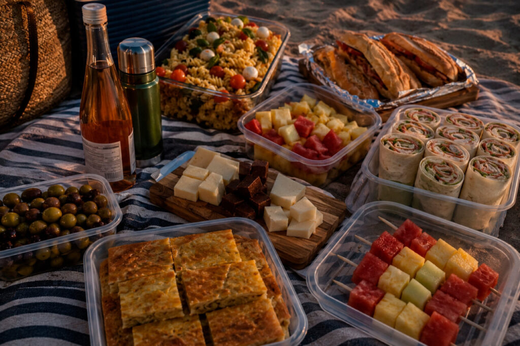 Mesa con comida variada para la noche de Sant Joan en Mallorca