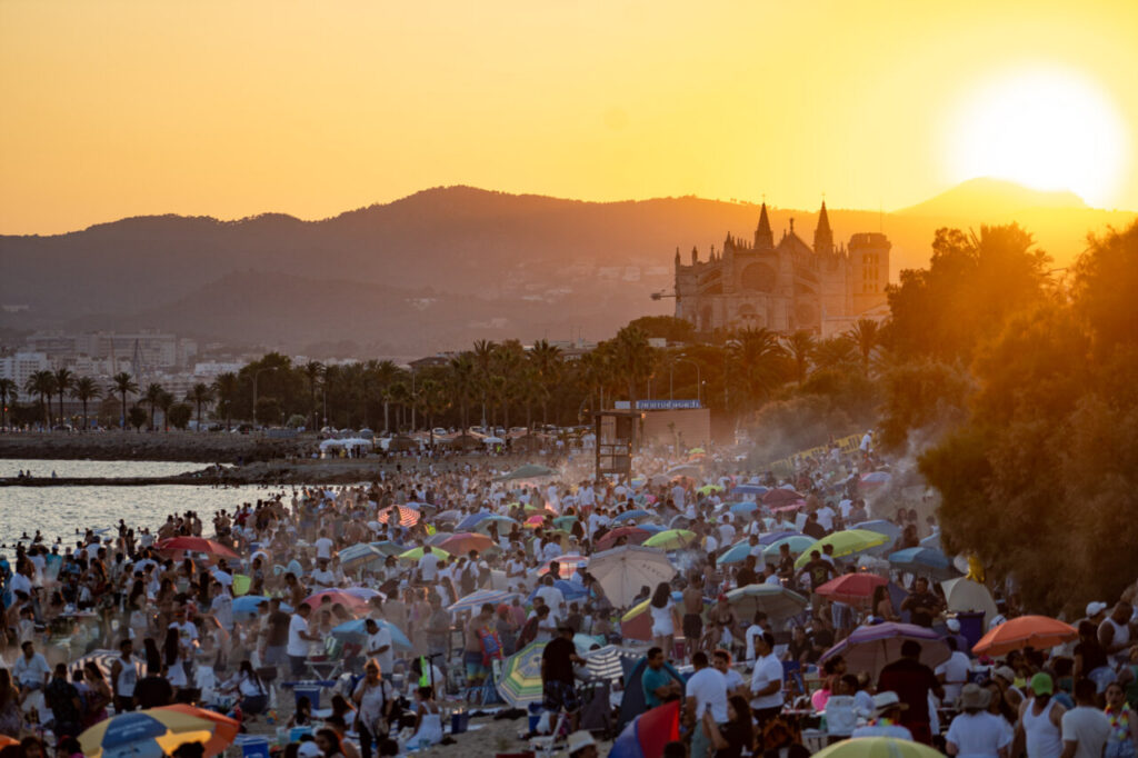 Multitud en la playa durante la noche de Sant Joan en Mallorca
