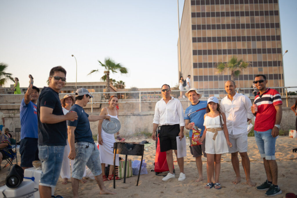 Grupo de personas celebrando en la playa durante la noche de Sant Joan