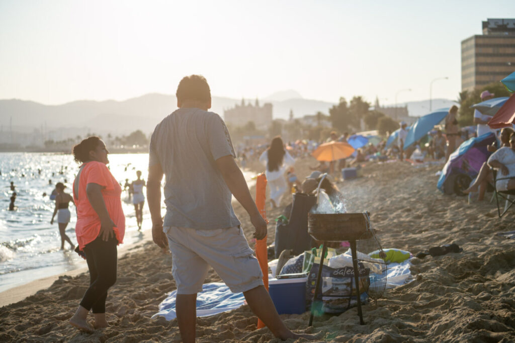 Personas celebrando la noche de Sant Joan en la playa de Mallorca