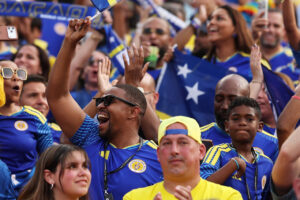 Aficionados celebrando en el Mundial de Fútbol 2026 con banderas y camisetas
