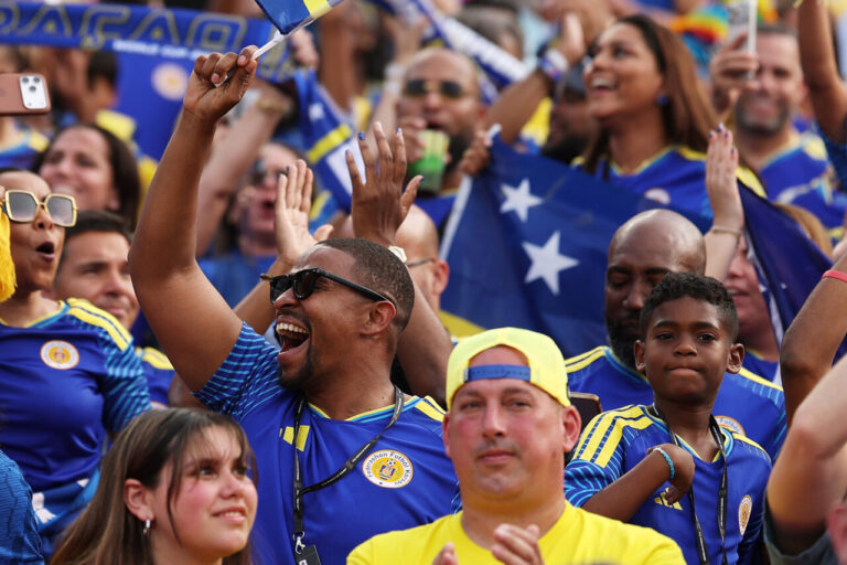 Aficionados celebrando en el Mundial de Fútbol 2026 con banderas y camisetas