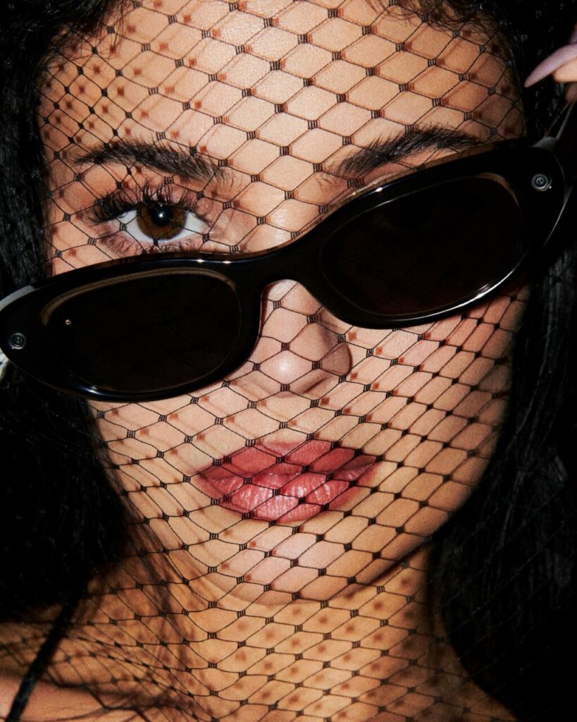 Mujer usando gafas Meta con red en el rostro