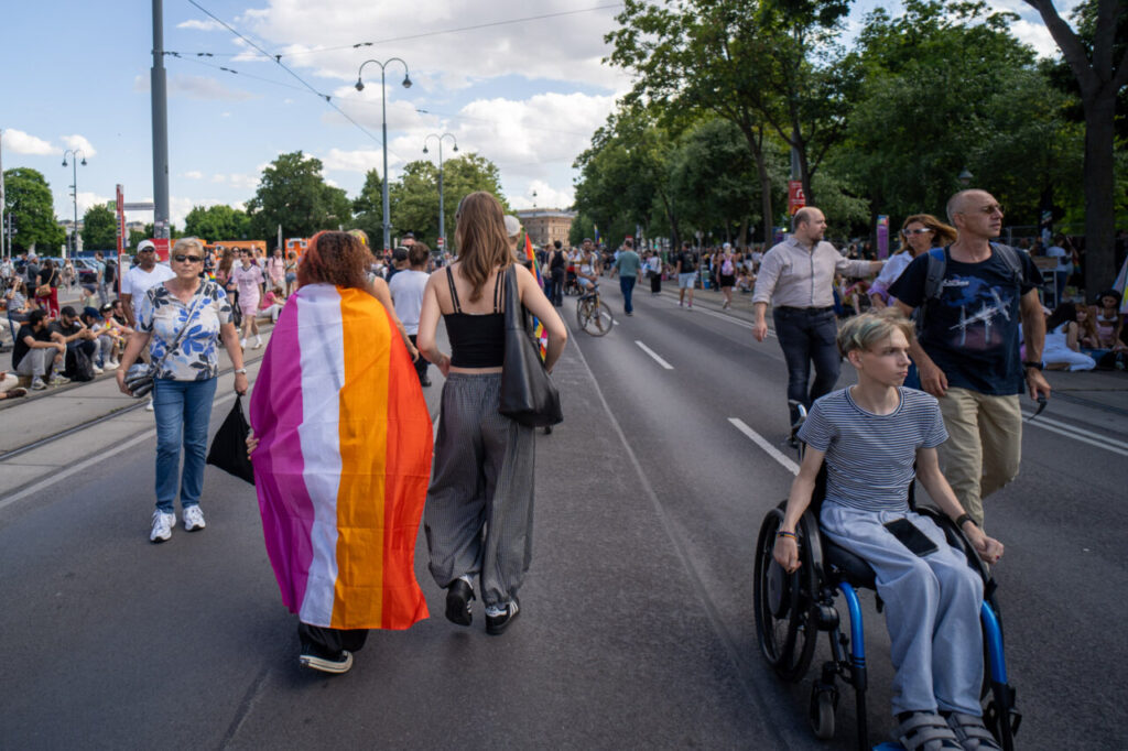 Participantes de la marcha del Orgullo en Viena con banderas de colores