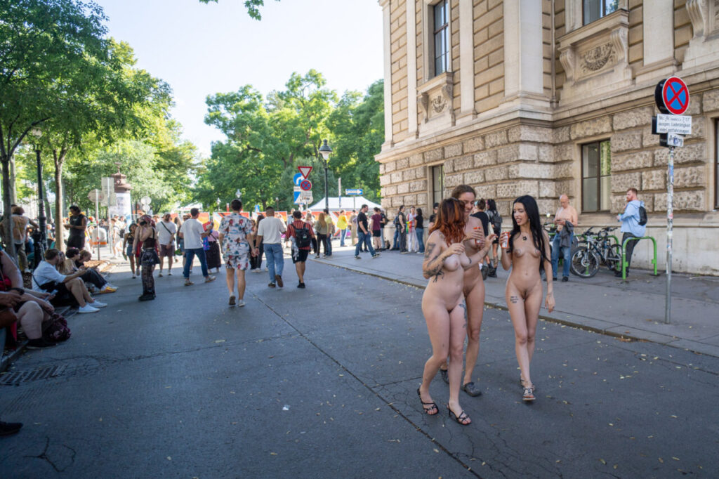 Participantes en la marcha del orgullo en Viena, celebrando la diversidad.