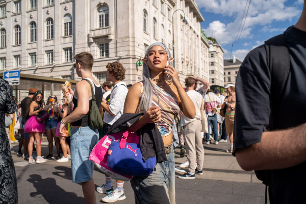 Participantes en la marcha del Orgullo en Viena, celebrando la diversidad.